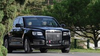 Senat Aurus yang dikenakan oleh Presiden Putin dan pejabat negara lainnya adalah model L700 yang dibuat khusus. Untuk mendesain mobil ini biaya yang digelontorkan pun cukup tinggi. Dilansir KBS World, harga Aurus Senat versi reguler dibanderol mulai 500 juta hingga 1,1 miliar won. Kalau dikonversi ke rupiah harganya sekitar Rp 5,92 miliar sampai yang tertinggi Rp 13 miliaran. (REUTERS/Gavriil Grigorov)  