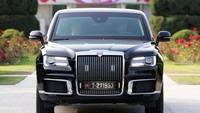 Namun, mobil yang dikemudikan Putin di Pyongyang itu tidak dilengkapi bendera Rusia di bagian kap depannya. Mobil itu justru sudah memiliki pelat nomor Korea. Diketahui pada Februari 2024, Kim Jong Un memang mendapat hadiah mobil Aurus dari Putin. Selanjutnya hadiah kedua diberikan Putin dalam kunjungannya kali ini. (REUTERS/Gavriil Grigorov)  