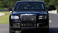 Soal fitur, bertugas sebagai mobil kepresidenan, dipercaya Aurus Senat dapat menahan ledakan, tembakan, dan serangan gas kimia. Senat Aurus juga dibekali komunikasi canggih, yang menjadikannya pusat komando di dalam mobil. (REUTERS/Gavriil Grigorov)  