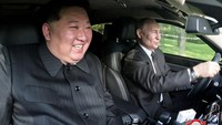 Kim Jong Un sempat disopiri Vladimir Putin di sela-sela kunjungannya ke Pyongyang, Korea Utara. Putin mengemudikan limosin mewah Aurus berkeliling di sekitar kediaman Geumsusan. (REUTERS/KCNA)  