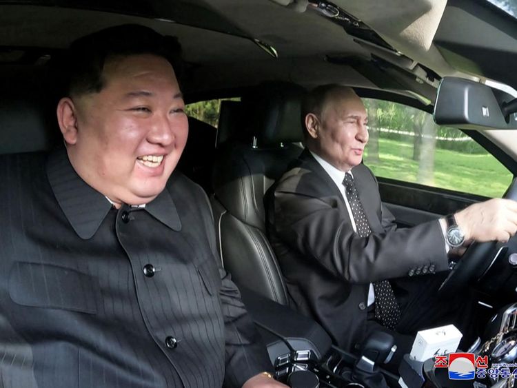 Potret Putin Sopiri Kim Jong Un Naik Limosin Mewah Anti Peluru