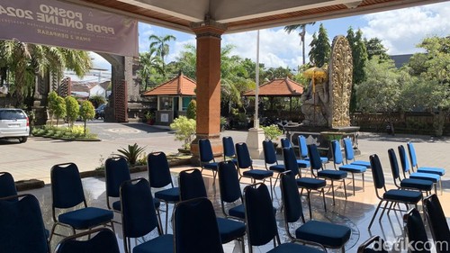 Posko PPDB SMAN 2 Denpasar tampak masih sepi pendaftar calon siswa baru, Kamis (20/6/2024).