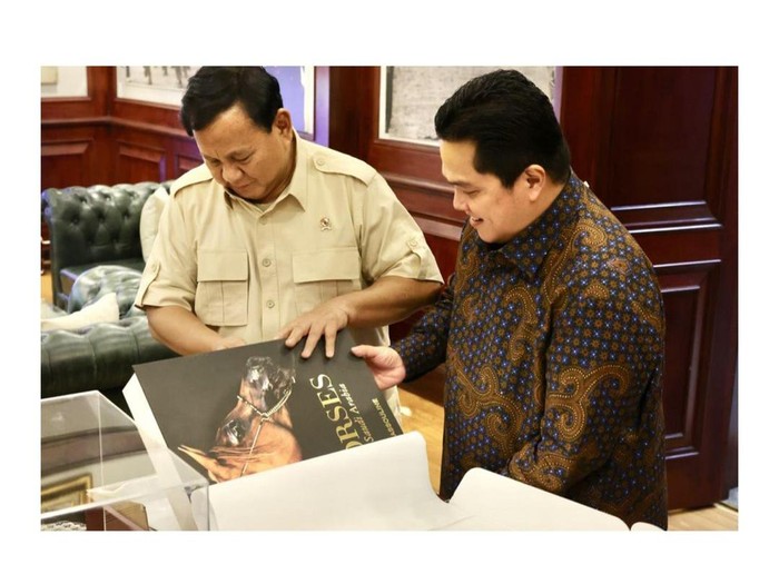 Presiden terpilih, Prabowo Subianto, membagikan momen bertemu Ketua Umum (Ketum) PSSI, Erick Thohir. Prabowo optimis Timnas Indonesia dapat berlaga di Piala Dunia.
