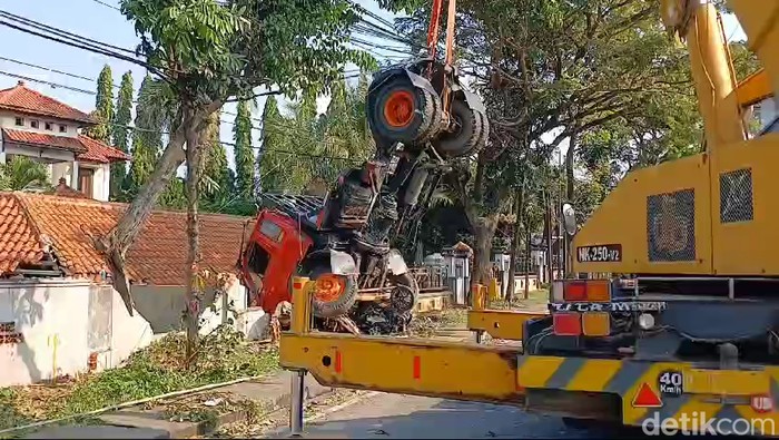 Proses evakuasi truk tabrak motor hingga rumah tewaskan 4 orang di Pasuruan