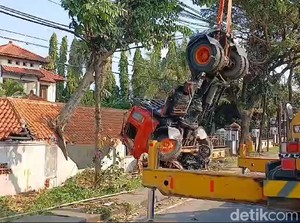 Truk Rem Blong Berulah Lagi, Hantam Pemotor dan Nyelonong ke Rumah