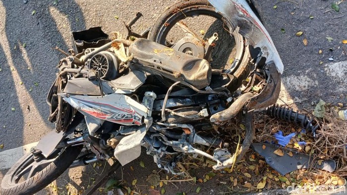 Proses evakuasi truk tabrak motor hingga rumah tewaskan 4 orang di Pasuruan