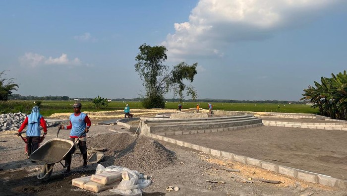 Proses pembangunan taman bermain anak yang dibiayai oleh Crazy Rich Grobogan Joko Suranto di kampung halamannya.