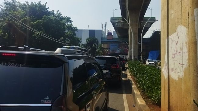 Proyek Galian Belum Beres, Lalin di Pasar Cipulir Macet