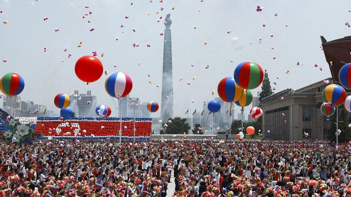 Putin-Kim Jong Un Sepakat Saling Bantu Jika Negara Mereka Diserang Russian President Vladimir Putin, right, and North Korea's leader Kim Jong Un attend the official welcome ceremony at the Kim Il Sung Square in Pyongyang, North Korea, Wednesday, June 19, 2024. (Vladimir Smirnov, Sputnik, Kremlin Pool Photo via AP)