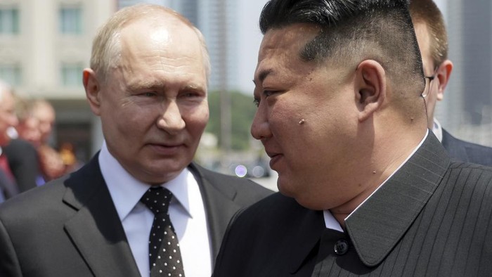 Russian President Vladimir Putin, left, and North Koreas leader Kim Jong Un attend a State Reception after their talks in Pyongyang, North Korea, on Wednesday, June 19, 2024. (Gavriil Grigorov, Sputnik, Kremlin Pool Photo via AP)