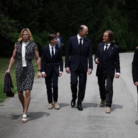 Penampilan Putri Kalina dari Bulgaria seketika menjadi sorotan saat menghadiri upacara pemakaman Tsar Ferdinand I pada 29 Mei di Sofia, Ibu Kota Bulgaria. Penampilan atletis dan maskulinnya jadi viral. Putri Kalina, yang jarang tampil di depan umum, difoto bersama anggota keluarganya. Ada suaminya, Antonio José ‘Kitín’ Muñoz, dan putranya, Simeon Hassan Muñoz. Foto: REUTERS/Stoyan Nenov