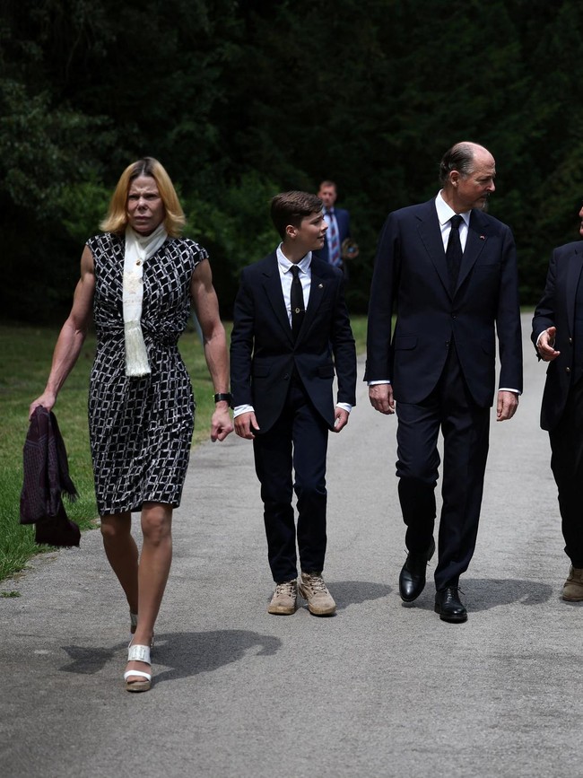 Penampilan Putri Kalina dari Bulgaria seketika menjadi sorotan saat menghadiri upacara pemakaman Tsar Ferdinand I pada 29 Mei di Sofia, Ibu Kota Bulgaria. Penampilan atletis dan maskulinnya jadi viral. Putri Kalina, yang jarang tampil di depan umum, difoto bersama anggota keluarganya. Ada suaminya, Antonio José ‘Kitín’ Muñoz, dan putranya, Simeon Hassan Muñoz. Foto: REUTERS/Stoyan Nenov