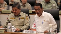 Amran Sulaiman memberikan pemaparan kepada ketua dan anggota Komisi IV DPR.