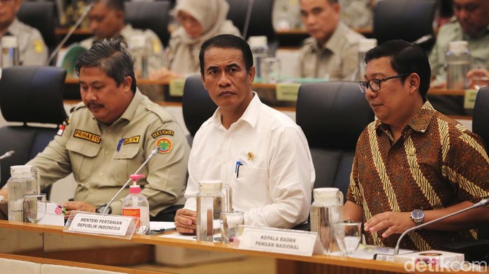 Menteri Pertanian Amran Andi Sulaiman (baju putih) saat mengikuti rapat kerja dengan komisi IV, Gedung Parlemen MPR/DPR-DPD, Senayan, Jakarta, Kamis (20/6/2024). Rapat kerja ini membahas Evaluasi Anggaran Tahun 2024, Kegiatan RKA K/L dan RKP K/L Tahun 2025; dan Isu-isu aktual lainnya.