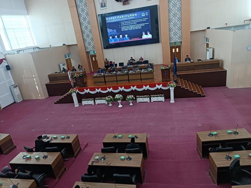 Rapat paripurna DPRD Lombok Tengah terkait pengesahan Perda tentang Pembentukan Desa Persiapan Menjadi Desa Definitif di Gedung DPRD Lombok Tengah, Kamis (20/6/2024).