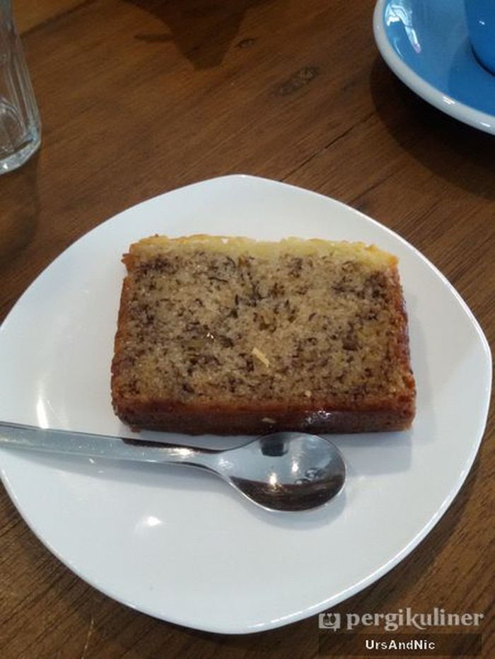 Nyamm! Ada Bolu Pisang Enak di 5 Kafe Kekinian Ini