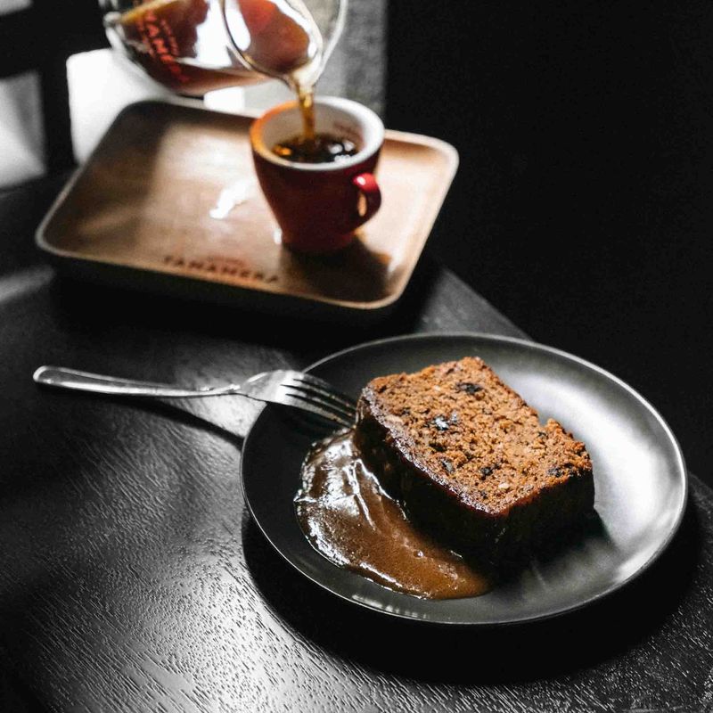 Nyamm! Ada Bolu Pisang Enak di 5 Kafe Kekinian Ini