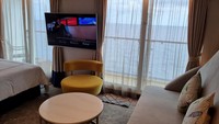 Namun demikian, kamar Palace Suite/Palace Deluxe Suite pun cukup lega dengan luas 21 meter persegi (Palace Suite) dan 37 meter persegi (Palace Deluxe Suite). Di dalamnya terdapat 1 king size bed + double sofa bed. Aksen mewah tersedia dengan interior yang berwarna lembut dan fasilitas seperti sofa, meja, pemanas kopi, setrika, hingga bathub.