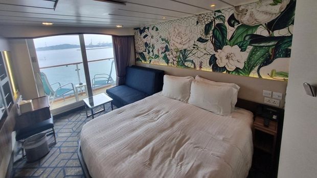 Kamar bertipe Balcony Stateroom di Resorts World One, Resorts World Cruises.