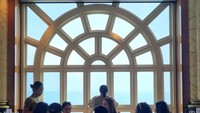 Kapal pesiar Resorts World One memiliki tiga restoran gratis yang sudah termasuk biaya makan dari para penumpang. Namun kendati gratis, panoramanya tetap berkelas. Misalnya saja restoran Dream Dining yang memiliki sentuhan eropa klasik. Terlihat jendela-jendela besar dengan panorama laut lepas begitu memanjakan mata.