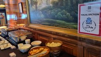 Menariknya, restoran itu juga memiliki section halal yang cocok untuk traveler muslim. Traveler bisa menikmati sajian makanan halal beserta alat saji yang disajikan secara khusus.