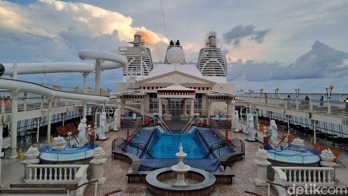 Panorama kemewahan kapal pesiar Resorts World One.