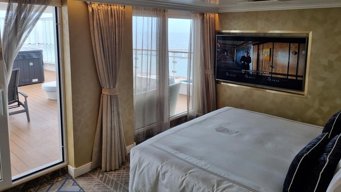 Resorts World One Kamar Palace Villa di kapal pesiar Resorts World One.