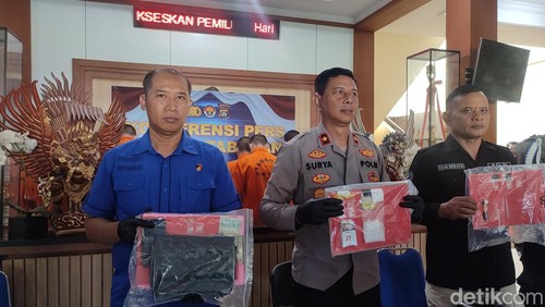 Polisi menunjukkan para tersangka dan sejumlah barang bukti hasil Operasi Antik di Polres Tabanan, Kamis (20/6/2024).