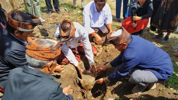 Ritual Ngayu-ayu oleh masyarakat Sasak, Desa Sembalun, Lombok Timur. (Dok. Facebook BPPD Lombok Timur)