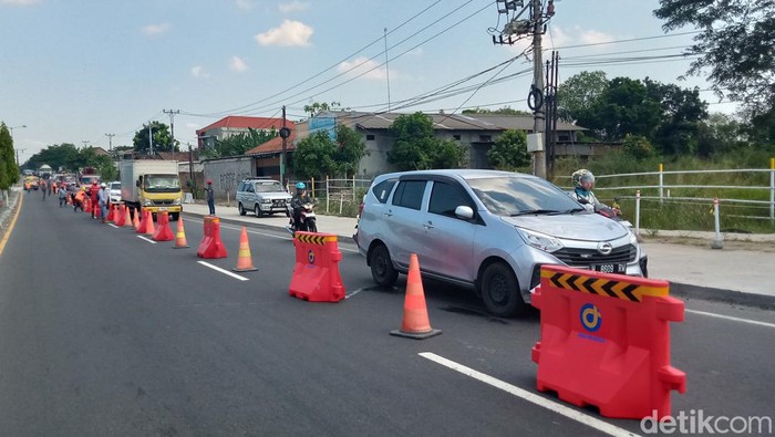 Ruas Jalan Jogja-Solo di exit tol Kuncen, Kecamatan Ceper, Klaten dicontra flow, Kamis (20/6/2024) siang.