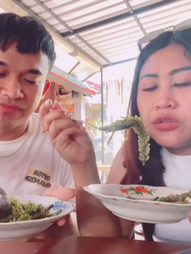 Rujak bulung boni kuah pindang. (TikTok @anwarpigano)