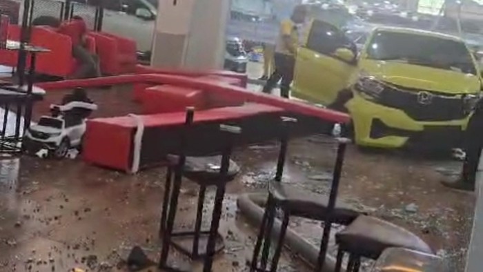 Satu unit mobil tabrak kaca showroom di Palembang.