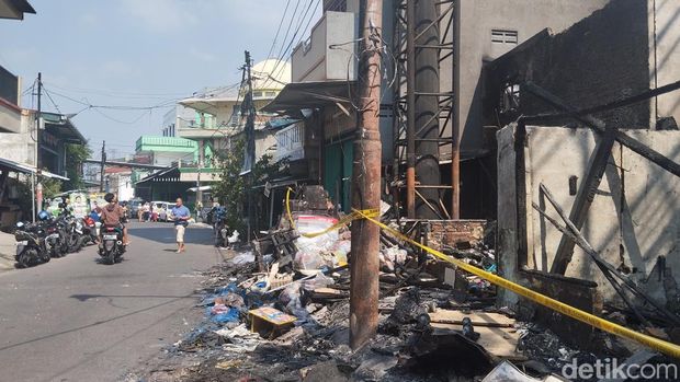 Sebanyak 9 rumah hangus terbakar di Grogol Petamburan, Jakarta Barat. Sejumlah warga menduga tetangga membakar rumahnya sendiri dengan menggunakan bensin. (MI Fawdi/detikcom)