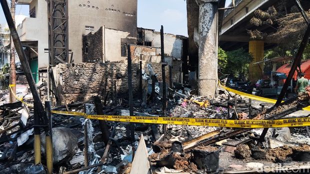 Sebanyak 9 rumah hangus terbakar di Grogol Petamburan, Jakarta Barat. Sejumlah warga menduga tetangga membakar rumahnya sendiri dengan menggunakan bensin. (MI Fawdi/detikcom)