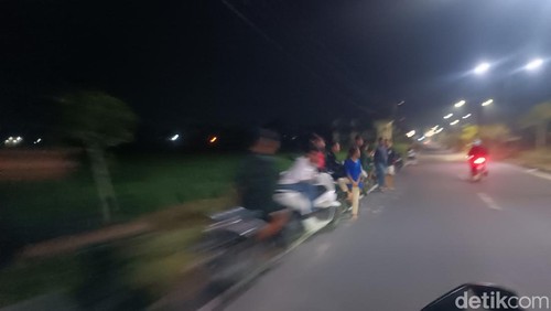 Sejumlah remaja saat melakukan aktivitas balap liar di depan Kantor Bupati Lombok Tengah di Jalan Raden Puguh, Praya. (Edi Suryansyah/detikBali)