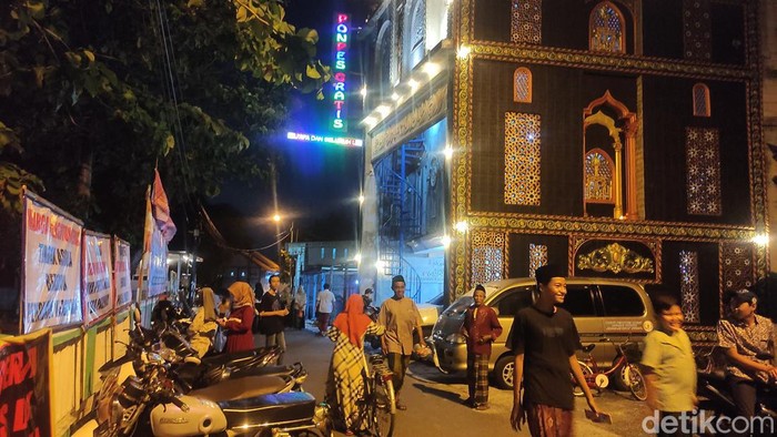Sejumlah spanduk tuntutan dari warga Sidoarjo yang minta ponpes ini ditutup.