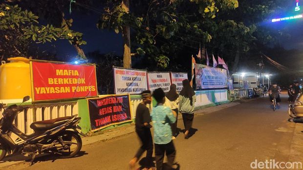 Sejumlah spanduk tuntutan dari warga Sidoarjo yang minta ponpes ini ditutup.