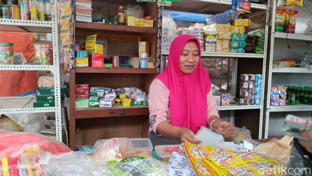 Sekretaris Paguyuban Pedagang Pasar Godean, Eni Yuliyanti ditemui di tempat relokasi sementara pedagang, Rabu (19/6/2024).