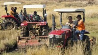 Wali Kota Pekalongan Afzan Arslan Djunaid (kedua kanan) bersama Dandim 0710/Pekalongan Letkol Inf Rizky Aditya (tengah) mengendarai traktor saat uji coba lahan di Kota Pekalongan, Jawa Tengah, Kamis (20/6/2024).