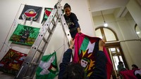 Pameran ini bertajuk From all the rivers to all the seas. Images in solidarity with Palestine.   