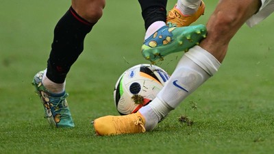 Sepatu Jasir Asani yang Curi Perhatian
