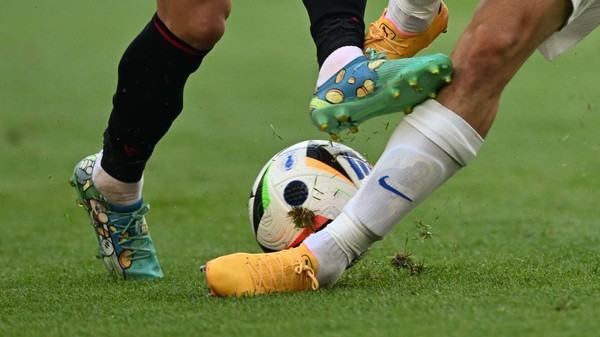 Sepatu Jasir Asani yang Curi Perhatian