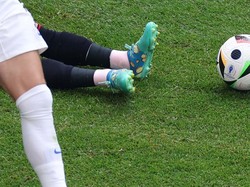 Sepatu bergambar Mario dan Luigi milik Asani bukan produk resmi keluaran Nintendo, sehingga lisensi gambar yang dipakai tak memiliki izin. Sepatu ini digambar oleh studio Inggris Swithadot StudioS, bekerja sama dengan toko sepatu MD Boots yang mengirimkan sepatu Puma Ultimates.  