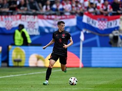 Asani tampil sebagai starter di laga Kroasia vs Albania, Rabu (19/6/2024) malam WIB. Pemain 29 tahun itu bermain 64 menit pada laga yang berakhir imbang 2-2 tersebut. Meski tak mencetak gol dan assist, Asani tetap jadi bahan pembicaraan penggemar di media sosial. Bukan karena performanya di lapangan, melainkan sepatu yang dia kenakan.  