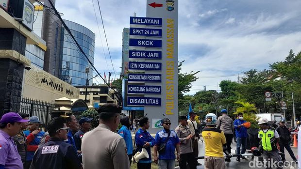 Serikat buruh menggelar unjuk rasa di depan Polrestabes Makassar. Andi Audia Fauzia Nazli Irfan/detikSulsel