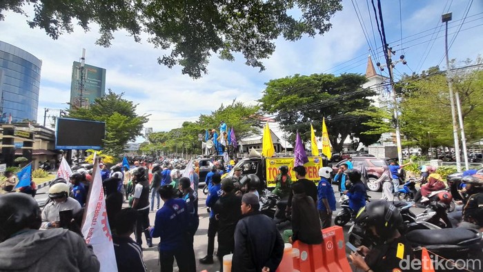 Serikat buruh menggelar unjuk rasa di depan Polrestabes Makassar. Andi Audia Fauzia Nazli Irfan/detikSulsel