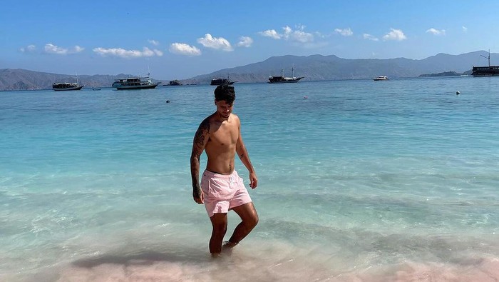 Shayne Pattynama liburan ke Labuan Bajo
