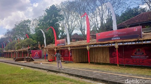 Stand UMKM sudah mulai dibangun di Taman Candra Buana, Amlapura, untuk memeriahkan HUT ke-384 Kota Amlapura. (fI Wayan Selamat Juniasa/detikBali)