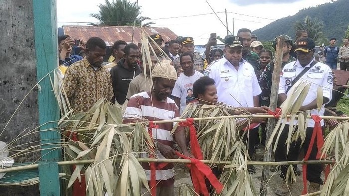 Warga membuka palang pos Satgas TNI di Distrik Fef, Kabupaten Tambrauw, Papua Barat Daya.