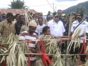 Warga Buka Palang Pos Satgas TNI Tambrauw Usai Mediasi di Kantor Bupati
